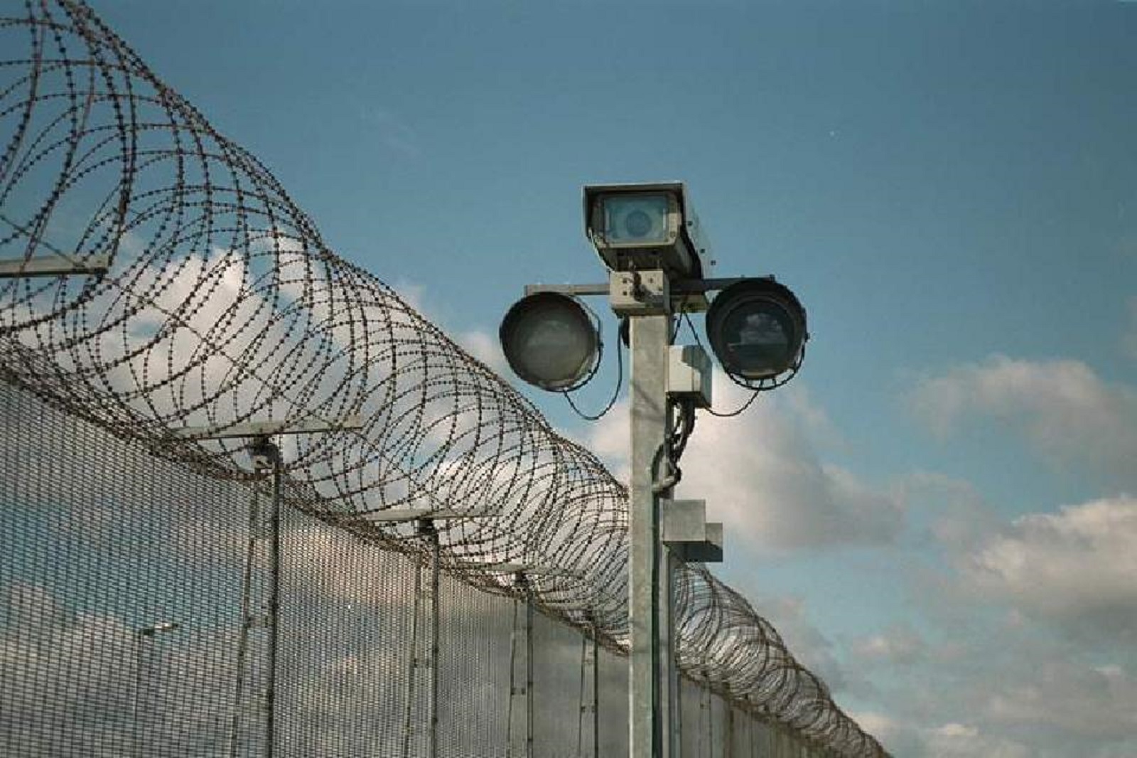 Безопасность иу. Бунт в колонии номер 1 во владикавказе. Надзор в сизо. Безопасность иу. Периметральная охранная сигнализация трезор.